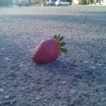 Η φράουλα στη μέση του δρόμου
